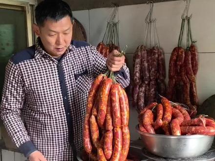香肠漂水,去除表面油脂与污渍,让肉质紧实,便于晾晒并防霉变。 #腊味