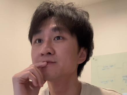 职场英文实战!如何在Small Talk中开启话题 大家好!今天继续给大家分享一个Small Talk的视频。
每次开会前,大家都会先简单寒暄几句来缓解尴尬。不过因为是线上会议,有时候有人忘了关麦,气氛就会突然安静下来。这种时候,怕冷场的人可能已经开始想方设法接话了。但其实,学会习惯和接纳沉默,有时候也是一项值得练习的技能。
在今天的视频里,我们从一开始有点尬聊,到后来顺着话题聊到了麦当劳。你会发现,聊天时如果能抓住一些自己熟悉的话题,比如美食、电影、日常小事,整个人就会轻松很多,也更容易进入状态。对于想练习Small Talk的人来说,找到自己熟悉的话题并且和对方去讨论其实是个锻炼临场反应和表达能力的好机会。如果你本身不太喜欢主动输出,也可以多问对方一些问题,把话题的主导权交给对方。只要坚持练习,形成一定的习惯和“肌肉记忆”,Small Talk 也会变得越来越自然。
日常生活中,你也可以从“讲讲自己的一天”开始练习英文表达。可以试着用英文录下来,然后回放看看自己卡在哪里、哪些词想不起来。把这些问题记录下来,再去查找合适的表达补上,然后重新录一遍。当你能顺畅地描述自己的一天或一个周末的经历,这就会成为你Small Talk时非常自然的素材来源,以后就再也不怕没话说啦!
希望这个视频对大家有帮助,有问题也欢迎在留言区讨论。
#英语口语锻炼 #创作者中心 #创作灵感 #职场英语 #商务英语