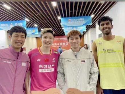 国羽两金收官亚锦赛,石宇奇破荒登顶
2026年亚洲羽毛球锦标赛在宁波圆满落幕。中国羽毛球队凭借男单与女双的出色发挥,最终以2金2银的成绩结束本次本土作战,韩国队则以3金成为最大赢家。
本次赛事的最大亮点无疑是男单冠军的归属。在队友李诗沣、翁泓阳等人早早出局的情况下,国羽一哥石宇奇独挑大梁。决赛中,他面对连克多位种子选手的印度“黑马”阿尤什,展现了绝对的统治力。石宇奇全程压制对手,仅耗时41分钟,便以21-8、21-10的悬殊比分直落两局获胜。这不仅是他个人职业生涯首次夺得亚锦赛冠军,更帮助国羽时隔九年(自2017年谌龙夺冠后)重新夺回男单桂冠。石宇奇在本届赛事中一局未失,展现了极佳的竞技状态。
女双方面,国羽展现了在亚洲的垄断地位,提前包揽冠亚军。李怡婧/罗徐敏在决赛中因对手刘圣书/谭宁伤退而夺冠,刘圣书/谭宁遗憾收获银牌。女单赛场,小将王祉怡表现顽强,决赛中苦战三局惜败于韩国名将安洗莹,获得亚军。相比之下,国羽在混双和男双项目上未能进入决赛,仅获得并列季军,暴露出一定短板。
随着亚锦赛的结束,国羽将立即投入到4月底在丹麦举行的汤尤杯备战中。石宇奇的强势回归,无疑为即将到来的团体大赛注入了强心剂。#石宇奇 #羽毛球亚锦赛 #国羽 #圣坛组合 #羽毛球