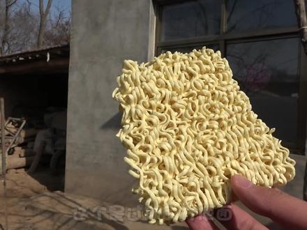 两条猪五花一把羊肉串,再整条烤鱼,中午吃炭烤脆皮五花肉,真香