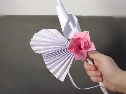 一张A4纸折出超好看的玫瑰西洋剑
保姆级教程来啦,手残党也能学会
马年拔剑,好运拉满~ #折纸教程 #玫瑰西洋剑 #A4纸手工 #新年手工 #花小朵手工