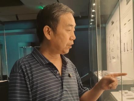 博物馆里被忽视的高尔夫球 可能是五千年前仰韶大妈缝衣神器 颠覆认知!7000年前的‘顶针’长这样?】 在仰韶文化博物馆,一颗不起眼的黑色“麻脸”小石球(直径仅2.4cm),表面布满人为坑点,曾被当作普通石弹。但最新研究发现,它可能是中国迄今发现最早的缝纫辅助工具——石质“顶针”!
关键证据:密集坑点 = 顶针凹槽雏形,用于抵住骨针尾!厚重“包浆” = 长期手握使用痕迹!边缘磨损 = 与骨针反复摩擦的证明!💡古人智慧: 仰韶先民为解决骨针穿刺兽皮/麻布的困难,巧妙发明此物!握于掌心,中指发力,效率倍增!这枚“小石球”改写了我们对史前缝纫技术的认知!#博物馆 #考古新发现 #老祖宗的智慧 #文物冷知识 #文化