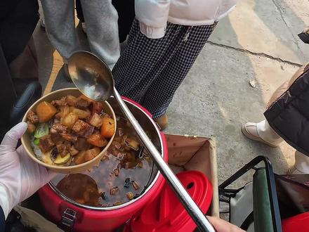 卤肉饭摆摊第五天啦,感谢大学城同学们的支持和喜爱,陈叔会继续做好卤肉饭!#卤肉饭摆摊#大学门口的烟火气 #摆摊日记 #校园美食#人情味全在这碗卤肉饭里了