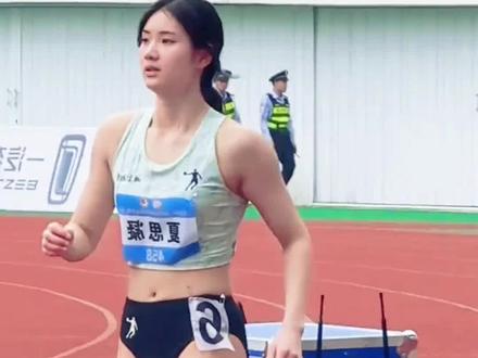 徐枫灿&夏思凝 夏思凝和徐枫灿孪生姐妹花惹争议,有人喜欢夏思凝,但更多人在喜欢徐枫灿,也有一部分人认为夏思凝没法与徐枫灿比较。
但我觉得她们都是中国优秀的女性代表,一个在体育领域,一个在军事领域。
虽然中国女子100米栏有吴艳妮和林雨薇,夏思凝成绩稍逊于林雨薇和吴艳妮,但夏思凝100米栏也是国际健将水平,成绩放在国际上也是非常优异。
她们俩各自在自己的领域都取得了显著的成就。她们的外貌相似度还是有一些神似的。
夏思凝,2003年出生,湖南邵阳人,身高170cm,体重53kg。她放弃了清华大学的机会,于2021年考入北京体育大学,跟随著名教练孙海平学习跨栏。
夏思凝在13岁时开始训练,14岁便取得了全国中学组跨栏冠军,15岁在世界级大赛中夺得银牌,16岁在田径锦标赛中跑出13秒的成绩,并保持这一成绩。
夏思凝被描述为非常有天赋且肯吃苦,是典型的比赛型选手,后程发力能力强,在比赛中能迅速甩开对手。
徐枫灿,1999年出生,浙江人,是中国陆军首位初放单飞的女飞行员。她以优异的成绩考入陆军航空兵学院,并在2020年以满分成绩毕业。
徐枫灿在飞行训练中表现出色,曾荣获“强军砺剑标兵”称号,并荣立三等功。她现在是第十四届全国人大代表,南部战区陆军75集团某旅飞行员。
徐枫灿以其坚毅的眼神、飒爽的英姿和压倒性的实力著称。她是中国自主培养的优秀女性飞行员。
夏思凝和徐枫灿都在各自的领域取得了卓越的成就,她们都是符合中国人的审美,若邻家女孩式的美女。她们的美更多地展示了她们在各自领域的专业精神、卓越成就和对梦想的执着追求。#夏思凝 #徐枫灿 #珠海航展 #飞行员 #邻家女孩