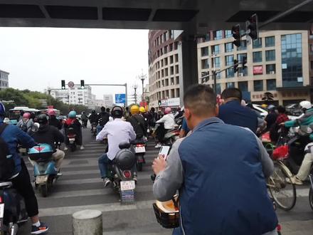 江西南昌城市街头的电动车真多,网友说,那是因为穷,你们怎么讲