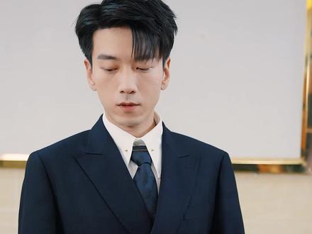 捐肾后她成了植物人,七年后女儿遇险,竟被生父凭胎记认出救下! #护崽计划 #人小鬼大 #花开富贵剧场 #短国的夏天
七年前,赵沐歌给身患绝症的初恋傅时宴捐肾后,担心自己成为拖累以及门不当户不对,就狠心离开傅时宴,还生下傅可可独自抚养,傅时宴因此误会赵沐歌嫌贫爱富。七年后,赵沐歌为了救出车祸的沪上皇顾惊鸿变成植物人,依靠傅可可苦苦支撑,最终在餐厅老板和医院病人的支持下凑够了钱,只是即将给赵沐歌手术的时候,傅可可招惹了厉家千金厉寒月,厉寒月不仅要傅可可下跪道歉,还要拿花瓶砸傅可可的脑袋,关键时刻,被逼婚的傅时宴认出傅可可脖子下的傅家特征‘龙之吻’,当下怒喝‘住手’救下傅可可。