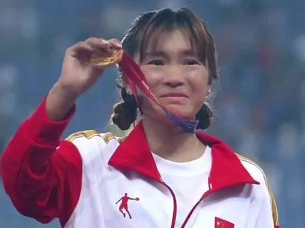 各位宗亲大家好,大家看到的这个视频是,成都大运会女子10000米决赛,金牌获得者夏雨雨,她取得33分48秒35的好成绩。
据报道:夏雨雨,出生于贵州省毕节市威宁自治县盐仓镇。夏雨雨在中学读书期间,是毕节市田径后备人才训练基地的队员。2012年10月,夏雨雨被选入省体校,先后在贵州省体校、省体工大就读。
2014年,夏雨雨被清华大学著名中长跑教练曹振水相中,并把她带到了清华附中。三年过后,她成为清华大学的一名学生。现在是清华大学硕士研究生。
夏雨雨说:“我想用我在成都的比赛,展现出一个中国青年的一个精神面貌,在比赛当中赛出风格,赛出水平。希望用运动员这种坚持拼搏的精神,能够影响到更多的青少年。” #夏雨雨 #田径比赛 #夏雨雨夺大运会女子万米金牌 #大运会