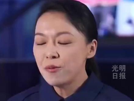 首位香港航天员黎家盈离开香港割舍不下家中3个年幼的孩子,但她毅然的说:我们家庭是一个小家,国家是一个大的家,妈妈去为大家服务和工作。