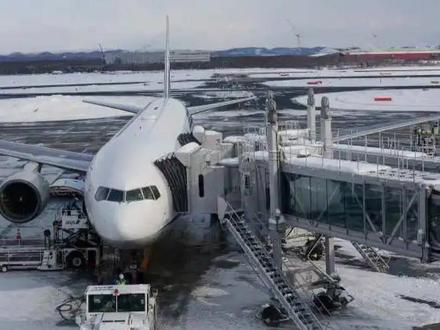 日本遭遇创纪录暴雪天气,航班大量取消,约7000人滞留机场 多名中国网友称滞留日本#日本 #北海道大雪