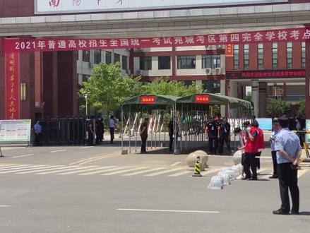 6月7日上午十一点四十分,南阳市第四完全学校,第一名考生跑出考场,#2021年高考 首科结束!