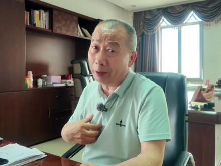 小小辣条,如何用100元做到2亿年营收? 嚼劲辣条创始人喻新德的逆袭之路。boss来了走进中国100家工厂,第一站·馋大嘴巴#馋大嘴巴#创业 #boss探厂 #企业家 #致富