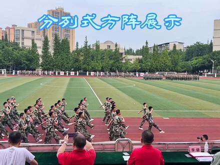 “稍息!立正!向右看!”
“齐步走!121!121!”
这是一场迷彩与青春的相遇。