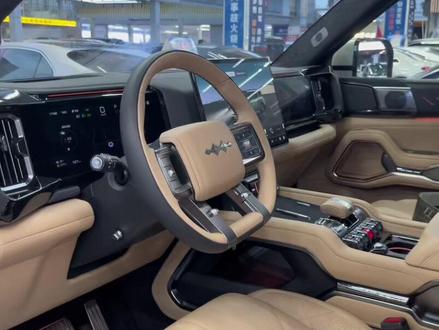 #方程豹豹8智勇旗舰版7座24年12月2.0T排量无级变速箱,纯电续航100km,华为乾崑智能驾驶ADS 配置先进,多功能方向盘,全景天窗,抬头显示,无线充电,室内氛围灯,车载冰箱,后排独立空调,devialet帝瓦雷音响,前排加热通风按摩座椅,语音控制,哨兵模式,魔毯职能悬架职能预判路况,坦克转弯,540度透明底盘,多种驾驶模式切换,硬核越野、豪华舒适、智能科技和新能源经济性于一身的车型,行驶15000万公里,新车状态
方程豹的坦克转弯,也称为“豹式掉头”或“坦克调头”,是一种独特的车辆掉头功能,旨在通过特殊控制方式显著减小转弯半径,提升在狭窄空间的操控灵活性。
2025款方程豹8作为一款新能源越野SUV,在外观设计、智能配置、空间布局和动力性能等方面具有显著优势,尤其适合追求越野与家用双重需求的用户。
外观设计
机甲风格与东方美学结合:前脸采用封闭式格栅+贯穿式LED日行灯,搭配分体式大灯和宽大前包围,硬派气场突出;车身线条硬朗,悬浮车顶+大轮毂强化视觉冲击力 。
尾部配置:多边形尾灯、外挂备胎和对开尾门,兼顾实用性与越野风格 。 智能与舒适配置
三屏联动系统:17.3英寸中控屏+12.3英寸仪表盘+70英寸AR-HUD,支持华为乾崑智驾ADS 4.0,实现全场景智能辅助驾驶 。
座椅与空间:全系标配Nappa真皮座椅,前排带加热/通风/按摩,零重力座椅(五座版)提升舒适性;第三排放倒后容积达1130L,满足露营或长途需求 。 13
智能与舒适配置
三屏联动系统:17.3英寸中控屏+12.3英寸仪表盘+70英寸AR-HUD,支持华为乾崑智驾ADS 4.0,实现全场景智能辅助驾驶 。
座椅与空间:全系标配Nappa真皮座椅,前排带加热/通风/按摩,零重力座椅(五座版)提升舒适性;第三排放倒后容积达1130L,满足露营或长途需求 。
动力与越野性能
2.0T插电混动系统:综合功率550kW,零百加速4.8秒,CLTC续航1200km,支持快充 。 34
DMO+平台:搭载全速域路面感知控制技术,提升非铺装路面操控稳定性,降低越野门槛
版本差异化
五座版:相较七座版,后排腿部空间更宽敞,新增“湖光绿”车漆和“雪隐灰”内饰配色,顶配版增加前桥差速锁等越野配置 。
七座版:延续大空间优势,适合家庭用户 。