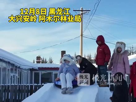东北人到底有多能惯孩子?姥爷院子里为外孙手工打造雪滑梯,能自动返回起点可太高级了!姥爷咱家在哪来着?我现在过去!