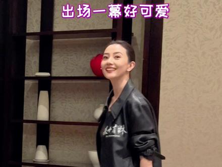 高圆圆沈阳摆摊卖辣白菜 今天全沈阳的人都在偶遇高圆圆,我们的国民女神居然在沈阳亚明市场摆摊卖辣白菜……姐姐线下状态真的太绝了!!#电影森中有林 #高圆圆 #森中有林 #沈阳 #高圆圆沈阳摆摊卖辣白菜