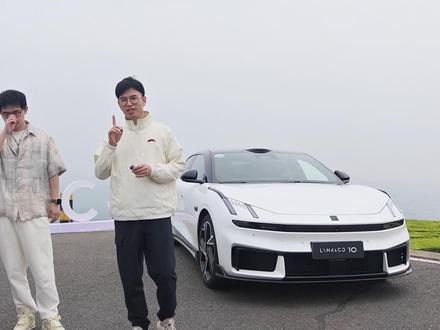 领克10试驾完了,这个视频只说缺点 领克10长得帅,充电比闪充快,而且超级好开,安全性也拉满,缺点我来告诉你,就看你能不能接受这些缺点了。上懂车帝了解更多领克10信息#领克10 #领克10加 #领克10 +#小米SU7 #这很领克