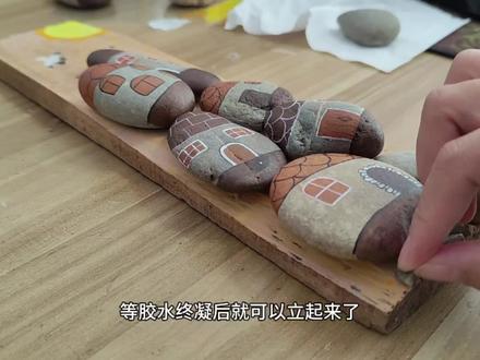 废旧木头跟鹅卵石做一副装饰画#石头拼画 #家居装饰 #废旧物品再次利用起来 #手工diy