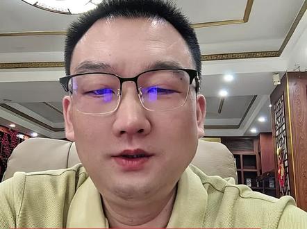 两只芯片基金突发停牌,是利空还是利好? #基金 #芯片 #停牌 ,太疯狂了,被基民买爆了。
