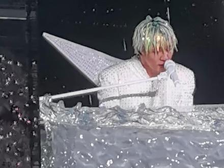 雨是真的很大,老薛演唱会看台视野无敌了 #万兽之王薛之谦 #薛之谦 #长沙贺龙体育场
#薛之谦长沙演唱会 #万兽之王