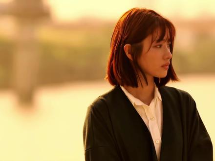 【4K60FPS/Hi-Res】如今你依旧是我的时光 《非自然死亡》》主题曲-《Lemon》米津玄师(Yonezu Kenshi),1991年3月10日出生于日本德岛县德岛市,日本流行乐男歌手、词曲作者、音乐制作人、插画家、舞者。2009年,米津玄师开始以“Hachi(ハチ)”的名义在NicoNico弹幕网上投稿原创歌曲和自制手绘影片。2010年,开始发行由其自主制作的多张音乐专辑。2012年,以其本名“米津玄师”开始自作自唱歌曲,并发行个人首张录音室专辑《diorama》。2013年,凭借首张单曲EP《Santa Maria》正式出道。2015年,凭借个人第三张音乐专辑《Bremen》首次获得日本公信榜专辑榜冠军。2017年,发行个人第四张音乐专辑《BOOTLEG》,该专辑登上日本公信榜专辑榜的冠军位置,并获得第60届日本唱片大奖“最优秀专辑”奖;同年,与Daoko共同演唱的动画电影《升起的烟花,从下面看?还是从侧面看?》片尾曲《打上花火》。2018年,为日剧《非自然死亡》创作并演唱的主题曲《Lemon》作为单曲EP发行,该曲在全球的实体与数字数量超过300万张,其MV在Youtube上的访问量亦超过8亿次,他则凭借该曲获得广泛关注;同年,担任东京奥运会应援曲制作人。2019年,他的歌曲《红辣椒》在第61届日本唱片大奖上获得“唱片大奖”。2020年,发行个人第五张音乐专辑《STRAY SHEEP》,该专辑连续五周在日本公信榜专辑榜夺冠(首周销量达到88万张),并获得第35届日本金唱片大奖“年度专辑”奖。2023年,创作并演唱的歌曲《KICK BACK》成为首支被美国唱片业协会(RIAA)授予“金唱片”认证的日文歌曲。#米津玄师 #lemon #非正常死亡 #石原里美 #4k60帧