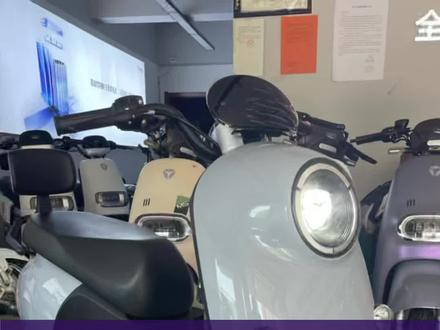 雅迪M2,两千多,续航150里,值得推荐的雅迪电瓶车#小明说车 #实体店 #天生能跑双倍质保 #雅迪群星计划