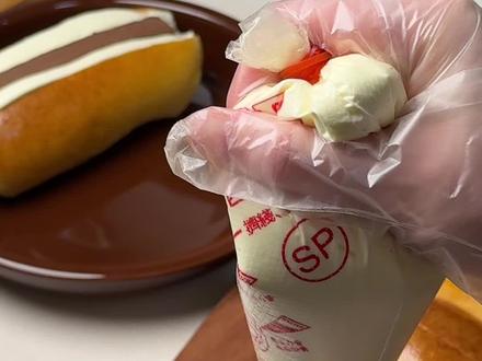 面包店同款被我扒出来了!99%复刻生巧牛乳包 吃完再也不想买外面的!神还原面包店爆款,成本不到8元1个!
🧑🍳
先提前一晚准备汤种
100g水+20g高筋混合加热成糊糊(到60度就停止)
冷藏一晚第二天备用
🧑🍳
把除盐与黄油以外的所有材料加入厨师机
3档3分钟混合至无干粉
5档6分钟至出粗膜后加黄油与盐
3档3分钟混合
5档8分钟 中间多次检查看有没有出手套膜
(每个机器效果不太一样)
主面团:
所有汤种
高筋面粉 220g
牛奶 50g
淡奶油 30g
细砂糖 25g
耐高糖酵母 3g
盐 3g
无盐黄油 20g
🧑🍳
将奶油加热到60度倒入黑巧和黄油(冷冻至少1h)
生巧条:
黑巧85% 178g
黄油 40g
奶油 200g
🧑🍳
奶油打发硬挺后放入冰箱冷藏(最近气温变高容易融化
咸牛乳:
奶油165g
白砂糖15g
盐1g(不喜欢咸的可以不加)
#生巧牛乳面包 #面包 #生巧 #牛乳 #烘焙