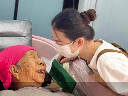 放弃安稳的工作,和老公一起,在长春为上千位失能老人上门洗澡。#养老 #2026全国两会 #失能 #养老 #长春心托付养老