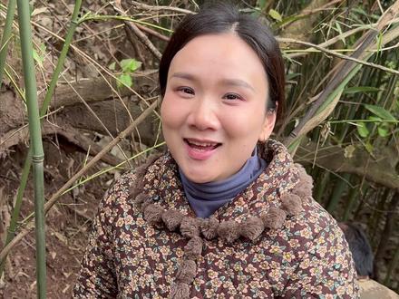 哥哥姐姐们,今天和哥哥又上山挖葛根拉,给大家看一下好的葛根是什么样的。#葛根粉 #志斌在乡村 #葛根