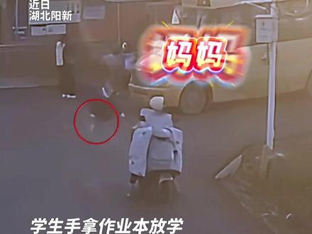 同学!你的作业本掉了!交警追500米给送回来了