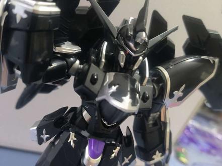 千叶的黑色神鸟迦楼罗,18的价格,很不错,拼装非常丝滑,不过买这个最好还是再买个支架,虽然可以站着,但是还不不够稳,而且这个还是个柜霸,翅膀比命运的还要宽,太夸张了,而且造型不是很好摆,#模型 #胶佬 #模玩 #神鸟迦楼罗 #高达模型