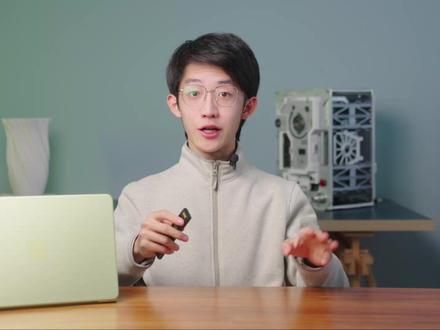 三千块买苹果电脑?高中生首发评测Macbook Neo Hello大家好,我是 Daniel。
只要3000块出头,就能首发拿下一台全新的 MacBook,这事儿放在以前我连想都不敢想。但这几天,网上关于这台 MacBook Neo 的争议已经吵翻天了。8G内存是电子垃圾?A18 Pro 放电脑上根本没法用?
作为每天都在连轴转剪视频的高三党,我决定不看那些冷冰冰的参数表,直接拿它当绝对主力机高强度体验了几天。甚至这期首发评测的整个后期,也全都是在这台机器上完成的。面对多轨 4K 剪辑,它到底会不会卡得转圈圈?宿舍那台吃灰的厚重游戏本,能不能靠它在图书馆“满血复活”打《赛博朋克2077》?苹果饱受争议的“统一内存架构”到底是个啥玄学?这台电脑到底适合谁,又绝对不适合谁?
这些最真实的极限测试和答案,我都放在视频里了。视频最后,我也聊了聊自己对这台机器最真实的感触。它不是性能最强的,但它可能是意义最特别的。人果你也对这台三千元价位段的“神机”蠢蠢欲动,点开视频,希望能帮你打消选购的疑虑!看完如果觉得有帮助,求一个大大的三连和关注支持!也欢迎在评论区客观讨论#硬核玩家计划 #macbookneo #macbook #apple #笔记本电脑