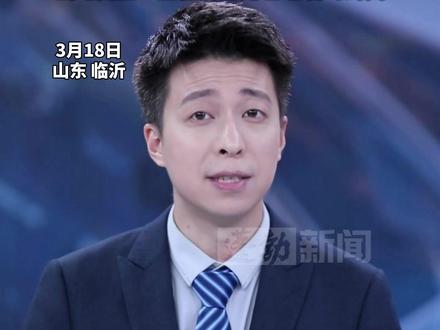 山东临沂一大货车通过桥梁时桥面塌陷,桥面塌陷出一个大洞可见下方水面,事发时桥下有两人惊险躲过,当地回应:正在调查处理 已暂时封闭 #山东 #临沂 #大货车 #百吨王