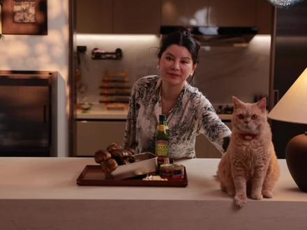 新鲜松茸不用费心调酱,红烧罐头自带浓醇的肉香酱汁,不管是红烧猪肉罐头还是牛肉罐头,开罐倒出来就是现成的“灵魂调料”。松茸简单洗干净,去掉根部老硬的部分,切成薄片,炒软后倒入罐头,等着吸收酱汁就好,不用盯锅不用翻炒,厨房新手也能轻松拿捏。
最关键的是,这样做完全不浪费新鲜松茸的鲜味,还能借红烧罐头的酱汁丰富口感,不用纠结复杂调味,10来分钟就能搞定,不管是日常解馋还是特殊日子加餐,都超合适,吃过一次就再也忘不掉这个味道!
食材准备
松茸一斤
蒜头两头
红烧扣肉罐头
油
葱花
宝子们!你们平时吃新鲜松茸最喜欢什么做法?试过用红烧罐头搭配吗?快在评论区分享你的创意吃法,下次我来试做~
#松茸 #红烧罐头 #家常菜 #vlog十亿流量扶持计划 #抖音美食创作者 @DOU+小助手 @DOU+上热门