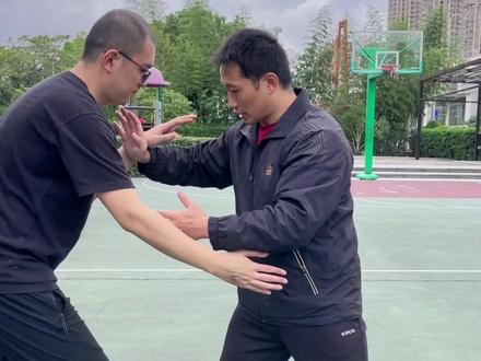 太极推手的几个手法,通过根稍控制实现棚、捋、挤、按四正手,传统武术有固定的模态和对应场景,现代人学习要具体情况具体分析,不要理论化也不要乱代入#太极推手 #运动健身