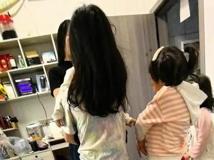 看看妈妈是如何收了她们的新年红包😂😂#新年红包 #礼仪 #原创视频 #家庭趣事 #第三视角ootd