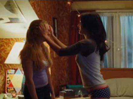 两大美女梅根福克斯和阿曼达,电影《詹妮弗的肉体》中梅根福克斯饰演的珍妮弗和阿曼达饰演的妮蒂是从小一起长大的的好闺蜜,珍妮弗长大后性感漂亮迷人,而妮蒂像普通的邻家小女孩,漂亮的珍妮弗内心一直都极度缺乏安全感,所以她一直都对妮蒂有着深深的依赖其实她也深深的爱着妮蒂,她和妮蒂说她们之间可以一直玩男女朋友关系,所以她因为某种原因变成有超能力的魔鬼之身后,一直都把可能从她身边夺走妮蒂的因素都铲除掉,所以她就杀死了妮蒂的男朋友,从而导致了两个好闺蜜反目成仇,对于詹妮弗来说她只想独占妮蒂,而妮蒂爱她男朋友只拿珍妮弗当普通友情,所以她才问珍妮弗你可以吃任何人为什么就偏偏非得吃她男朋友,不过珍妮弗自始至终都没有伤害过妮蒂没下过死手的,妮蒂其实是杀不死珍妮弗的,最后珍妮弗之所以会死是因为妮蒂扯掉了她脖子上象征两个人友谊的那条项链,从妮蒂扯掉她脖子上象征两人友情的项链的时候,珍妮弗的心就已经死了,心灰意冷,所以即使明白妮蒂根本拿自己没办法杀不死她的但是也不再反抗,因为对她来说已经失去了最重要的东西活着也再无意义,即使最后她心里也还有一丝丝希望妮蒂是珍惜友情的不是真心想杀死她的,所以才问妮蒂刺的是我的nai,妮蒂告诉她是心脏时她望向妮蒂的眼神依然是充满爱意的慢慢离去的。其实妮蒂最后看向珍妮弗的眼神也是非常仔细的,珍妮弗离去时她的眼神是有不舍的,也许正是这时候妮蒂从詹尼佛离去时看她时的眼神才忽然明白珍妮弗对她的心是什么样的对她的感情有多深。 #梅根福克斯 #阿曼达