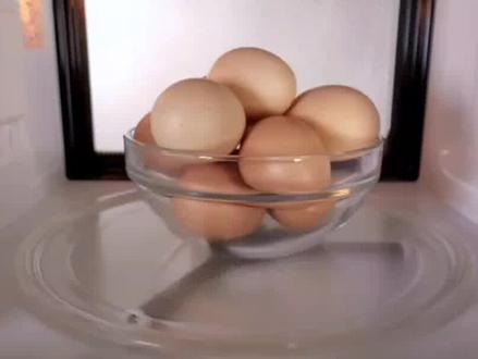 #创作灵感 为什么微波炉不能直接加热生鸡蛋?揭秘科学原理!#鸡蛋 #微波炉 #趣味实验