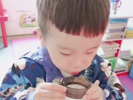 #闽南语分享 土人说土话,大人教囝仔饮烧滚水着先喣喣咧,你们小时候有没有经历过,头壳磕着喣喣就𠀾疼啦!😂😂