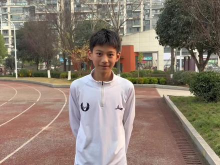 今天给你测个300米#田径训练 #冬训 铜梁区少儿跑步训练#纪录生活纪录你 他非常崇拜小孩姐陈妤颉 ,想要她的签名#陈妤颉 😂😂😂