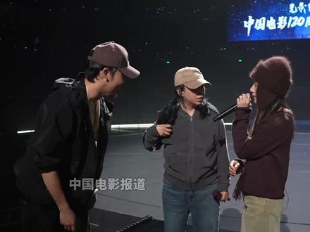 #中国电影120周年活力之夜 今天正好是#任敏 的生日,彩排现场响起了《生日快乐歌》,#黄绮珊 和现场的大家一起祝她生日快乐!#黄绮珊给任敏过生日