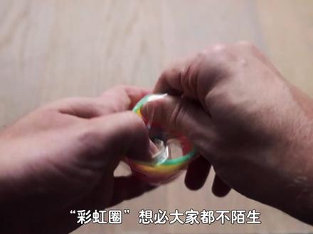 把彩虹圈放在楼梯上会怎样?松开手,有趣的科学现象发生了 #科普 #科学