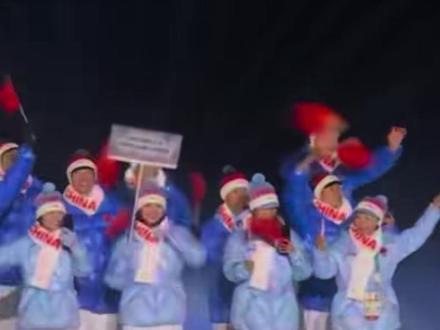 中国冬奥队服惊艳米兰!蓝白渐变甩掉土味,