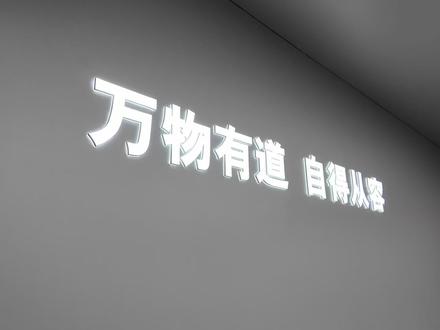懂豪华有智驾安全续航双优 极狐问道V9静态体验 极狐问道V9定位中大型豪华新能源MPV,车长5.3米、轴距3.2米,7座布局。配1.5T增程,综合续航1330km。搭载鸿蒙座舱、高阶智驾,二排零重力座椅、21英寸屏、11L冰箱,磁流变底盘等。#极狐问道V9
