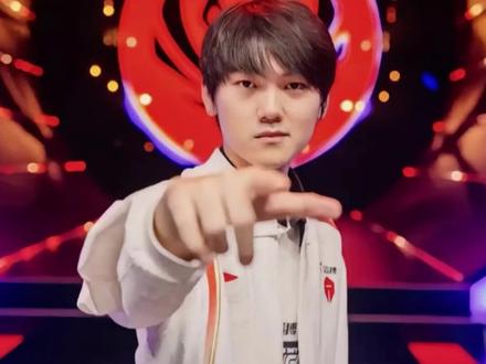 她突然凑近问我:"你的主队是谁啊啊?"我后背一凉,支支吾吾:"……就,就很强那个啊。"女生眼睛亮起来:"T1是吗?我超喜欢的!"我声音发虚:"不是……"
"那肯定是韩华咯?哈哈老公也很帅的。"也不是……"
"那是GG吗?"她兴致勃勃。
"不……"我死死盯着鞋尖,恨不得用眼神把地板烧出个洞。
"是AL吗?"她歪头轻笑,"虽然是打满冠,但夺冠胜算也挺大呢……"
"我不喜欢这些……"我喉结滚动,声音像卡了壳的子弹。
女生沉默两秒,突然瞪大眼睛:"该不会…是blg吧?"
她关切的目光像探照灯打在我脸上,我浑身发抖,耳膜嗡嗡作响。
我死死掐住大腿,从牙缝里挤出蚊子般的颤音:"都……都不是!"
空气突然安静。
女生笑容凝固,声音陡然降温:"那你﹣﹣到底喜欢谁?"
"英雄联盟的强队,还能有谁?"她的话像冰锥扎进心脏。
我膝盖一软跪倒在地,眼泪砸在地砖上:"我……我喜欢TES!
整条走廊瞬间死寂,只有我吸鼻涕的抽噎声在回荡,周围人投来怜悯的目光,我死死捂住脸,指缝里渗出滚烫的羞耻。女生抓起外套转身要走。我哭喊着拽住她衣角:"求你别走!我们TES真的很强的!"围观人群爆发出嗤笑,我却将她抱得更紧:"不许笑我的水大哥--搏至无憾! "#jackeylove #tes #jkl