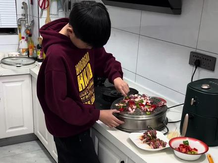 想吃烧烤了自己在家研究烧烤,原来空气炸锅还能做烧烤,这烧烤味道还是可以的#在家做美食 #孩子日常 #家庭版美食 @DOU+小助手
