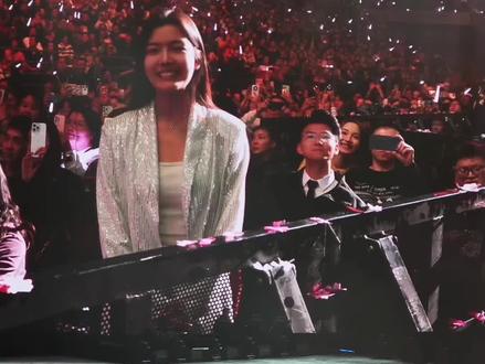 梦想成真了朋友们。我竟然真的在郭富城演唱会上,当着天王的面跳舞了。#郭富城演唱会 #鲨鱼舞