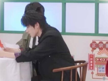 #好喜欢我的崽
“居居是什么呀?”“居居是啥?”
“彻仔敏(车仔面)”“菠萝包儿”
“对吖,你要用粤语啊”