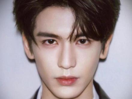 张凌赫 内娱原生骨相教科书 男女通吃的顶配美学 #张凌赫 #男明星 #骨相 #变美 #颜值