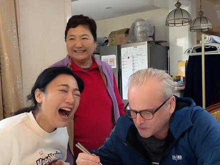 老外女婿被粉丝说心里压抑,丈母娘听了马上过来进行“心理辅导”😂