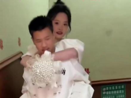弟弟反复练习背姐姐,就是为了那一天更好的背姐姐出嫁。#温暖#幸福